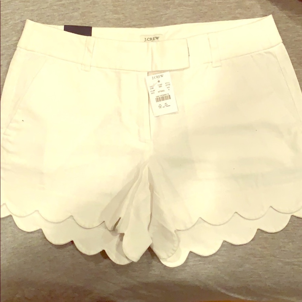 Scalloped linen shorts